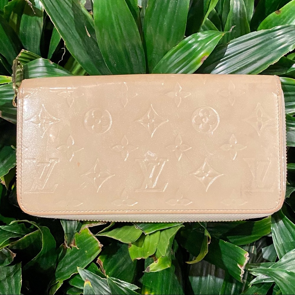 Authentic Louis Vuitton Vernis Monogram Zippy Wallet